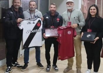 Diretorias de Vasco e Lanús realizaram troca de placas e camisas antes do confronto na Sul-Americana.