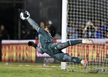 Assim como na Copa do Brasil de 2024, Léo Jardim se torna o herói ao defender cobranças de pênaltis.