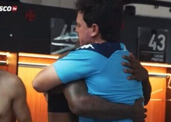 Vídeo de bastidores revela abraço afetuoso entre Fernando Diniz e Loide Augusto.