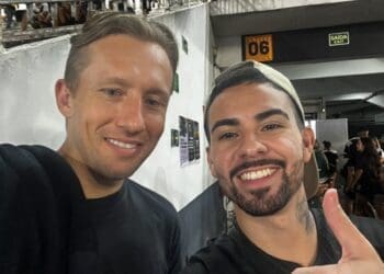 Além de Alexandre Pato, o ex-jogador Lucas Leiva também marcou presença em São Januário durante a partida Vasco x Operário.