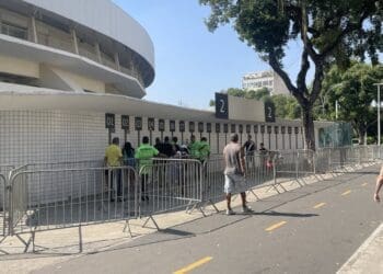 Fluxo na bilheteria 2 do Maracanã é baixo neste instante; confira a imagem