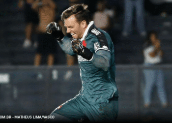 Léo Jardim avança rumo à meta para a renovação automática com o Vasco.