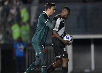 Vegetti e Paulo Henrique discutem apoio para que Loide Augusto conquiste uma recuperação.