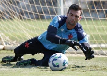 Oferta do Vasco tornará Léo Jardim um dos 5 goleiros mais bem remunerados do Brasil, porém ainda aguarda aceitação.