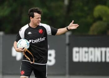 Diniz treinou com Tchê Tchê em uma posição mais avançada.