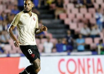 Jair é apresentado ao Fluminense, que considera sua contratação.