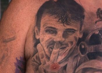 Fã do Fluminense que fez tatuagem do rosto de Fernando Diniz no peito reduz importância da mudança para o rival.