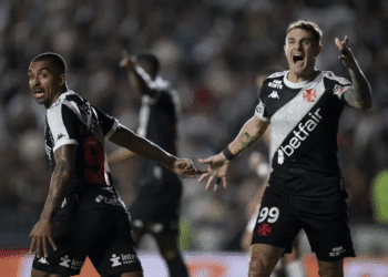 Seis atletas já excederam os 2 mil minutos em campo pelo Vasco em 2025; Léo Jardim está no topo da lista