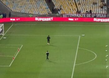 Goleiros do Vasco fazem aquecimento no campo; assista ao vídeo