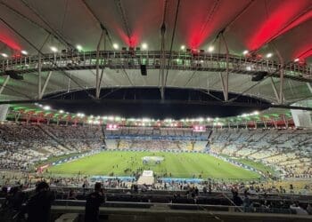 A torcida do Vasco domina o Maracanã; confira a imagem.
