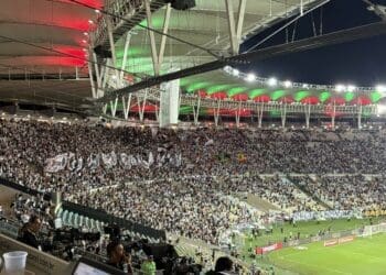Confira imagens das torcidas no Maracanã antes de Fluminense x Vasco.