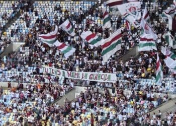 Torcedores do Fluminense exibem faixa no Maracanã: ‘Tu tens o nome do genocida’ em alusão ao Vasco da Gama
