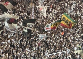 Vascaínos desafiam tricolores com faixa ‘1998. Meu orgulho, seu pesadelo’