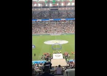 Filmagem exibe a entrada dos atletas no gramado do Maracanã; confira