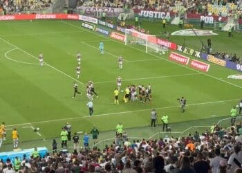 Rayan fez um gesto de ‘C’ com a mão para a torcida do Fluminense ao celebrar o gol de João Victor.