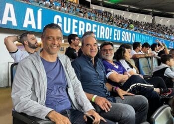 Alexandre Torres, Ricardo Gomes e Ricardo Rocha estiveram presentes no clássico no Maracanã; confira a imagem.
