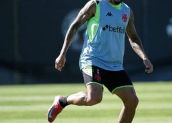 Vasco compartilha imagens do treino deste domingo no CT Moacyr Barbosa; veja as fotos.