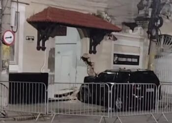 Duas pessoas foram levadas ao hospital após acidente de carro contra o muro de São Januário.