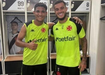 Jovem Kauan Veras treina pela primeira vez com os profissionais e conhece Philippe Coutinho.