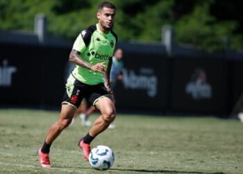 Mateus Carvalho e Sforza competem por uma vaga no time titular do Vasco para a partida contra o Melgar.