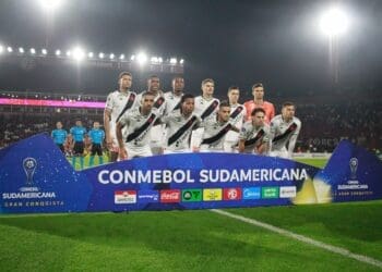 Vasco se prepara para a última rodada da fase de grupos da Sul-Americana com chances de avançar para os playoffs; confira a campanha do time.