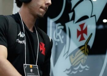 Vasco compartilha imagens do time na chegada a São Januário