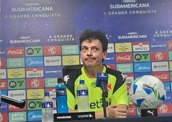 Fernando Diniz comenta sobre Jair: ‘Minha intenção é dar continuidade. Quero integrá-lo, é um atleta que aprecio’