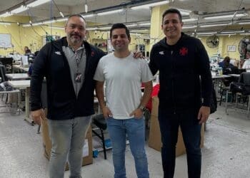 VP de esportes olímpicos, Eduardo Cassiano, realiza visita à fábrica da Kyrios, parceira do Vasco, no Paraguai.