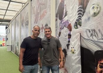 Pai de Bruno Guimarães visita CT Moacyr Barbosa e registra momento com Felipe; confira