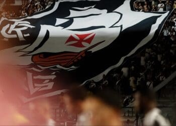 Vasco compartilha imagem da torcida em São Januário; confira