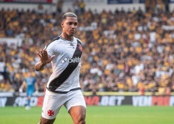 Vasco celebra a recuperação de David, que deve retornar em breve aos treinos com o elenco.