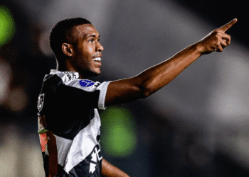 Rayan tem a chance de seguir o caminho de Andrey Santos, ser contratado pelo Chelsea e emprestado ao Strasbourg.