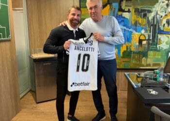 Pedrinho presenteou Carlo Ancelotti e Rodrigo Caetano com camisas personalizadas do Vasco.