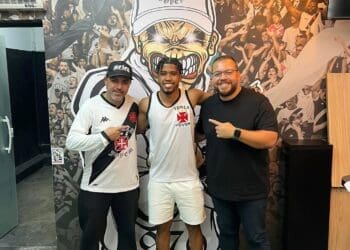 Andrey Santos visitou a loja da Força Jovem e vestiu a camiseta do torcedor.