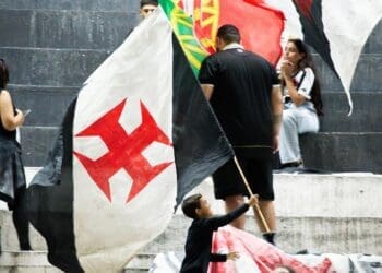 Confira imagem de menino segurando bandeira do Vasco em São Januário.