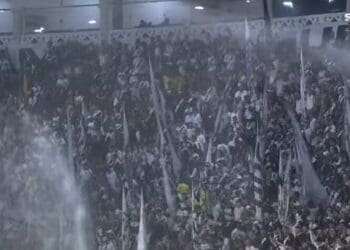 Filho de Philippe Coutinho ‘encontrou’ caminho no sistema de irrigação do gramado de São Januário antes do jogo contra o Red Bull Bragantino; veja