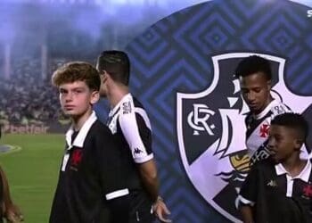 Criança vascaína replicou celebração de Nuno Moreira durante o hino nacional antes da partida.