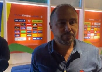 Carlos Amodeo sugere que Vasco só irá adquirir novos jogadores na janela que começa em julho.