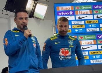 Rodrigo Caetano apresenta Pedrinho como chefe da delegação da Seleção Brasileira; assista ao vídeo