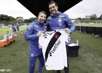 Pedrinho fez a entrega de camisas personalizadas do Vasco para Samir Xaud, presidente da CBF.