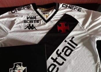 Bruno Guimarães também ganhou uma camisa do Vasco como presente.