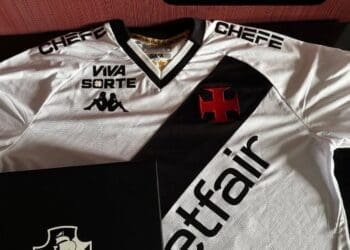 Bruno Guimarães recebe uma camisa do Vasco e compartilha: ‘Muito bonita’