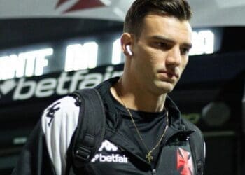 Com folha de R$ 15,7 milhões mensais, Vasco receia não conseguir recursos para cumprir obrigações até o final de 2025.