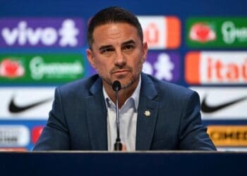 Vasco apresentou nova oferta a Rodrigo Caetano, que expressou gratidão, mas comunicou que permanecerá na CBF até a Copa do Mundo de 2026.