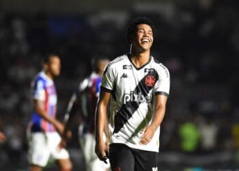 Andrey Santos faz declaração ao Vasco, menciona canção da torcida e expressa desejo de trabalhar com Fernando Diniz.