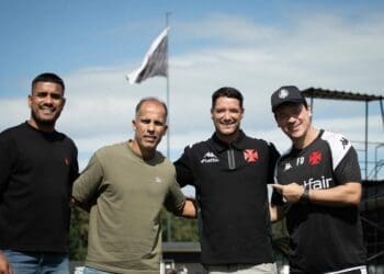 Thiago Neves conclui estágio na equipe técnica do Vasco.
