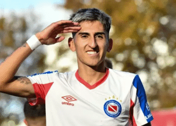 Meia-atacante Alan Lezcano, do Argentino Juniors, é disponibilizado e será analisado pelo Vasco.