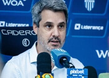 Analise o histórico de contratações de Eduardo Freeland, mencionado como possível no Vasco, durante seu tempo no Botafogo.