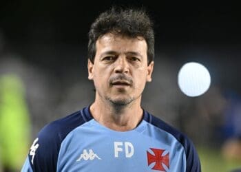 Fernando Diniz completa um mês à frente do Vasco; confira as mudanças realizadas.