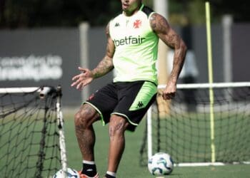 Confira imagens do joelho de David após a cirurgia recente.